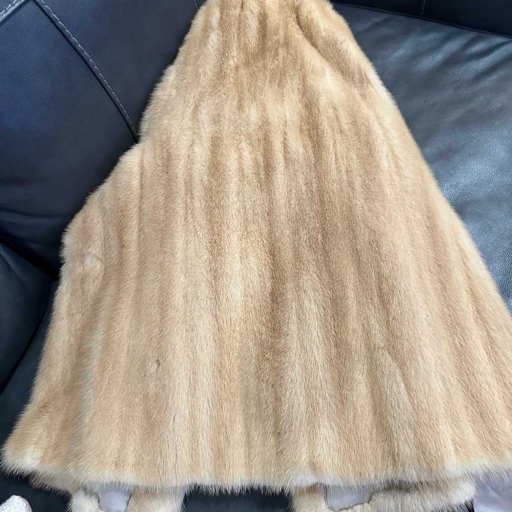 Luxurious Tan Faux Fur Coat with Matching Hat - Picture 10 of 15